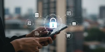 Pessoa comprando online com smartphone, ícone de cadeado seguro e símbolos de proteção de dados, representando direitos do consumidor e LGPD em 2025.