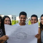 Pessoas felizes olhando planta de casa, simbolizando o direito à moradia e a conquista da casa própria no Brasil.