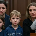 Auxílio Reclusão 2025: Novas Regras e Como Solicitar Família de detento buscando informações sobre as novas regras do Auxílio Reclusão em 2025.