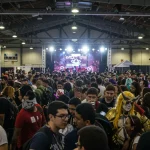 Festivais Geek Brasil 2025: Guia Completo para Aproveitar Pessoas fantasiadas de personagens de animes, games e quadrinhos em um festival de cultura geek no Brasil.