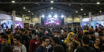 Pessoas fantasiadas de personagens de animes, games e quadrinhos em um festival de cultura geek no Brasil.