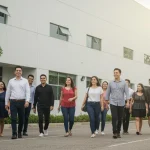 Desemprego em 7,5% em 2025: Estratégias Governamentais Pessoas diversas caminhando para um futuro com oportunidades de emprego e crescimento econômico no Brasil.