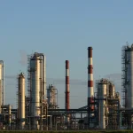 Indústria Brasileira 2025: Recuperação de 1,5% e Desafios Complexo industrial brasileiro com fábricas modernas e linhas de produção ativas, simbolizando recuperação econômica.