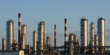 Complexo industrial brasileiro com fábricas modernas e linhas de produção ativas, simbolizando recuperação econômica.