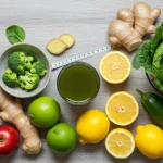 Ingredientes frescos para detox natural, incluindo frutas, vegetais, gengibre e limão, dispostos em uma mesa rústica com um copo de suco verde, simbolizando saúde e renovação para 2025.