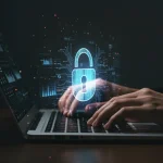 Mãos digitando em um teclado de notebook com um cadeado holográfico, simbolizando a segurança contra crimes cibernéticos e fraudes digitais.