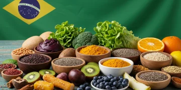 Variedade colorida de superalimentos frescos e acessíveis dispostos em uma mesa rústica, simbolizando saúde e nutrição no Brasil.